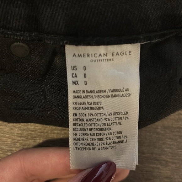 MAKE AN OFFER! American Eagle black denim mom shorts in new condition - Picture 3 of 3